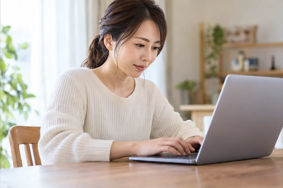 電話占いヴェルニの公式サイトへログインする女性
