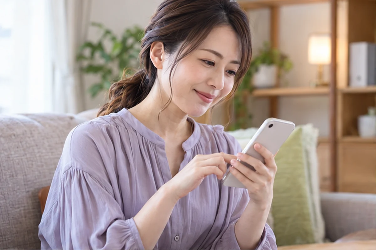 電話占いヴェルニへ安全にログインする女性