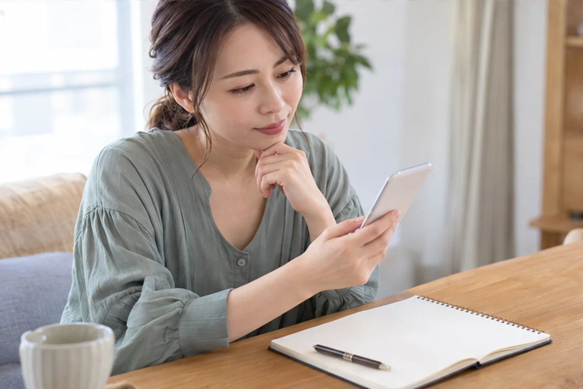 ログイン情報とパスワード再設定を確認する女性