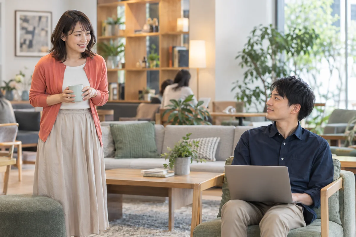 気になる男性の近くで自然に会話のきっかけを作る女性