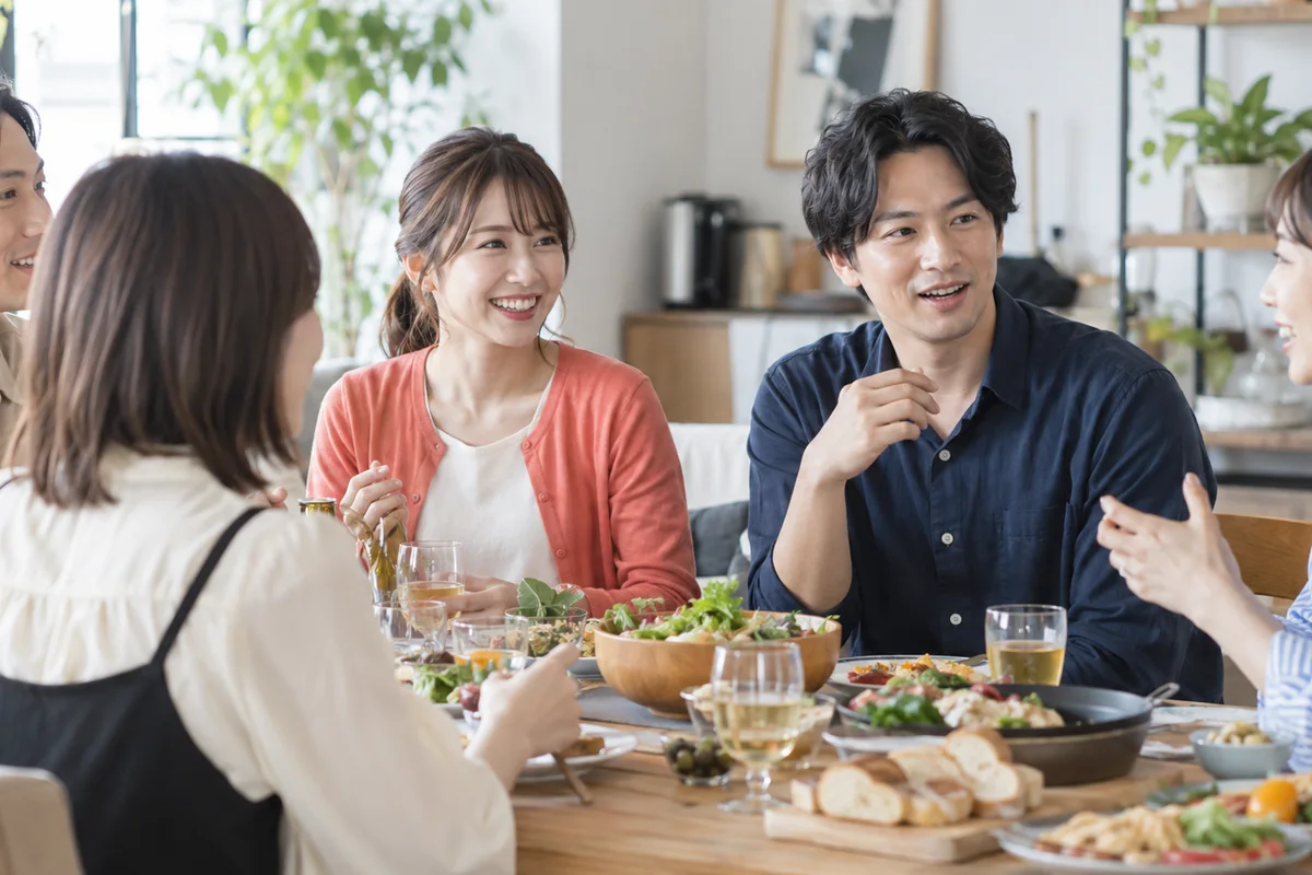 グループの席順でたまたま近くにいる男女