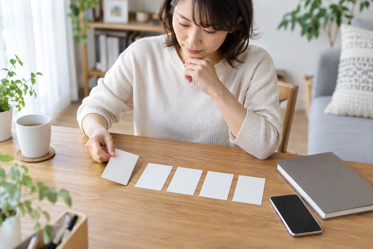 電話相談前の疑問を五枚のカードで整理する相談者のイメージ