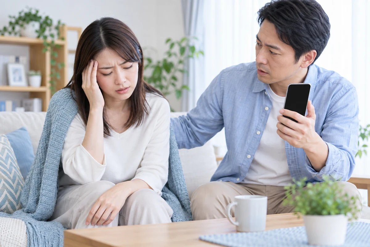 突然の激しい頭痛で家族が救急連絡を準備する様子
