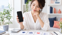 PCMAXの料金と安全対策を確認する成人女性